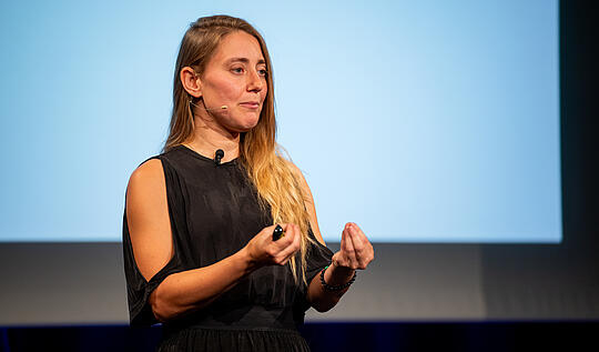 Willkommen im 5 Sterne Team: Dr. Julia Lampert – Zukunftsforscherin und KI-Expertin Willkommen im 5 Sterne Team: Dr. Julia Lampert – Zukunftsforscherin und KI-Expertin